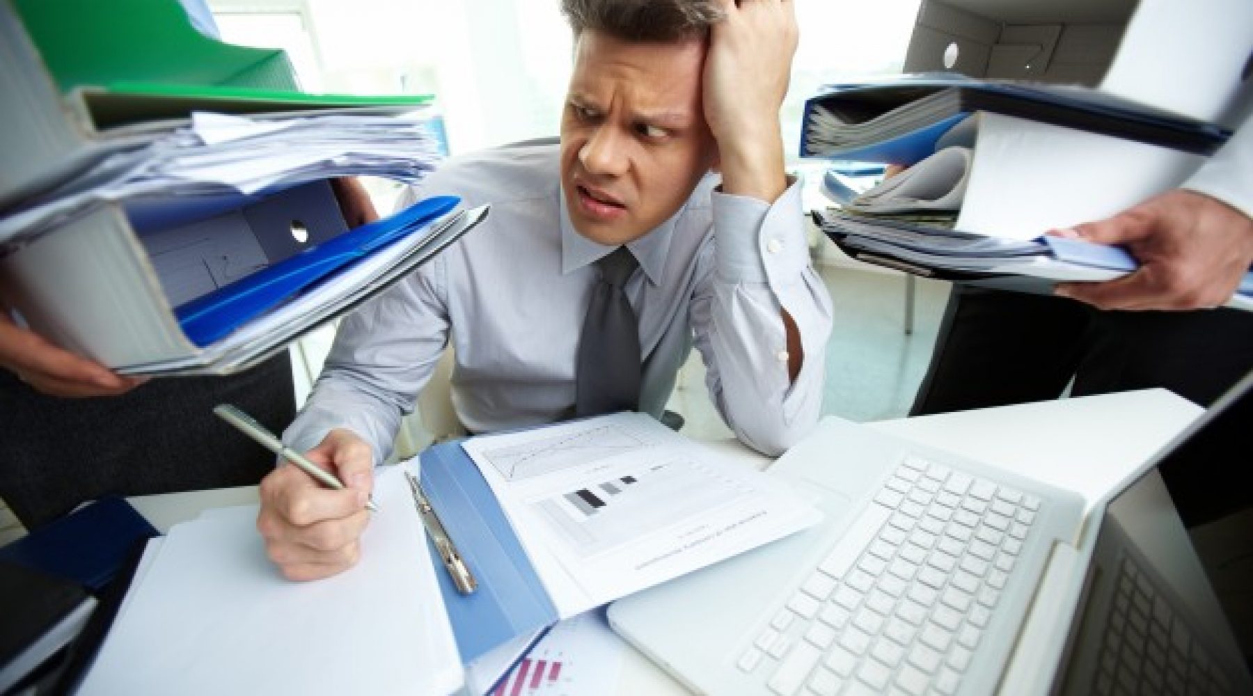 homme-d-39-affaires-ayant-un-mal-de-tete_1098-948