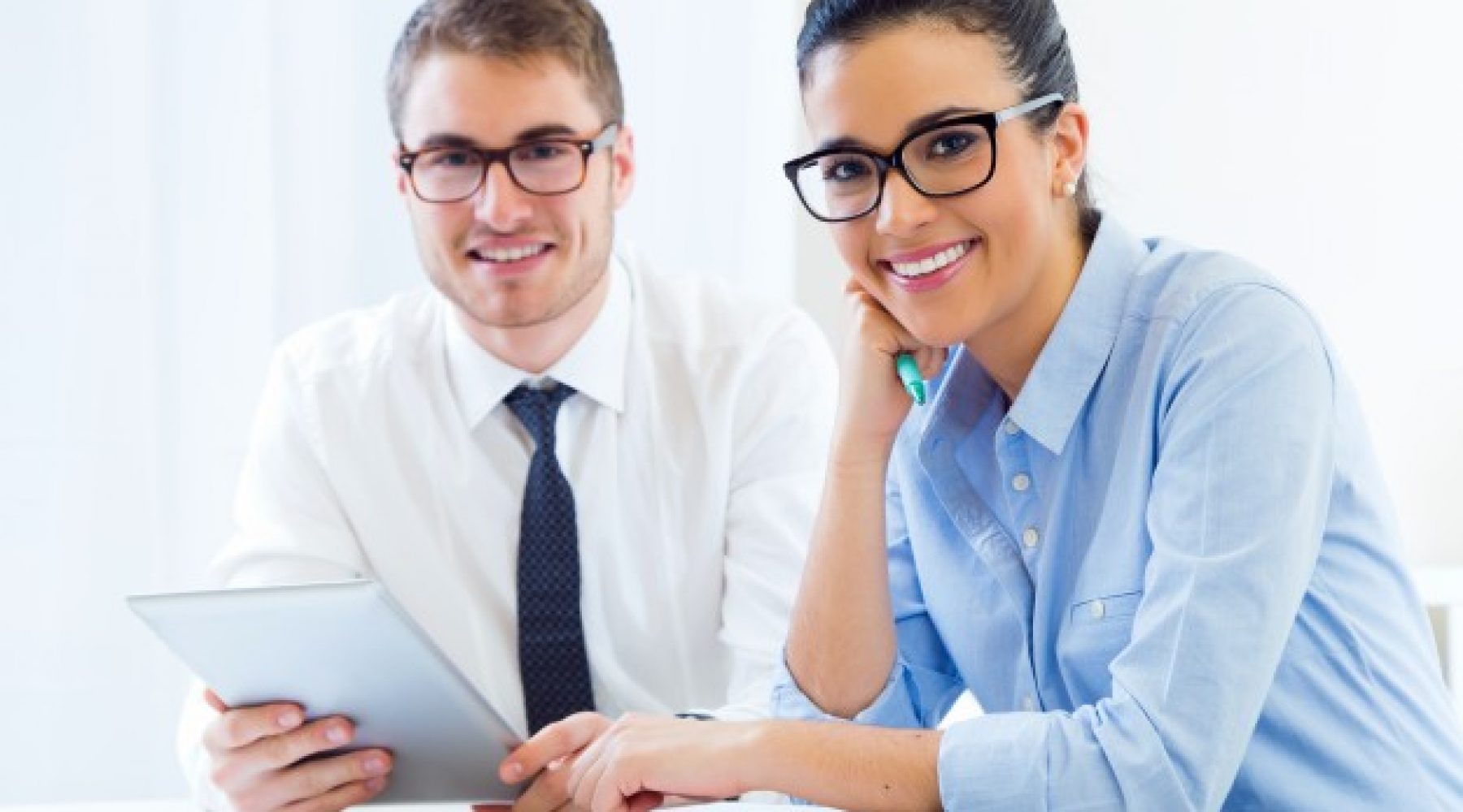 les-entreprises-travaillant-dans-le-bureau-avec-une-tablette-numerique_1301-6592